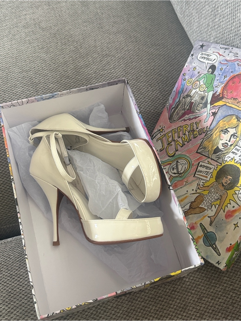 BNIB Jeffrey Camobell Gouache Off white